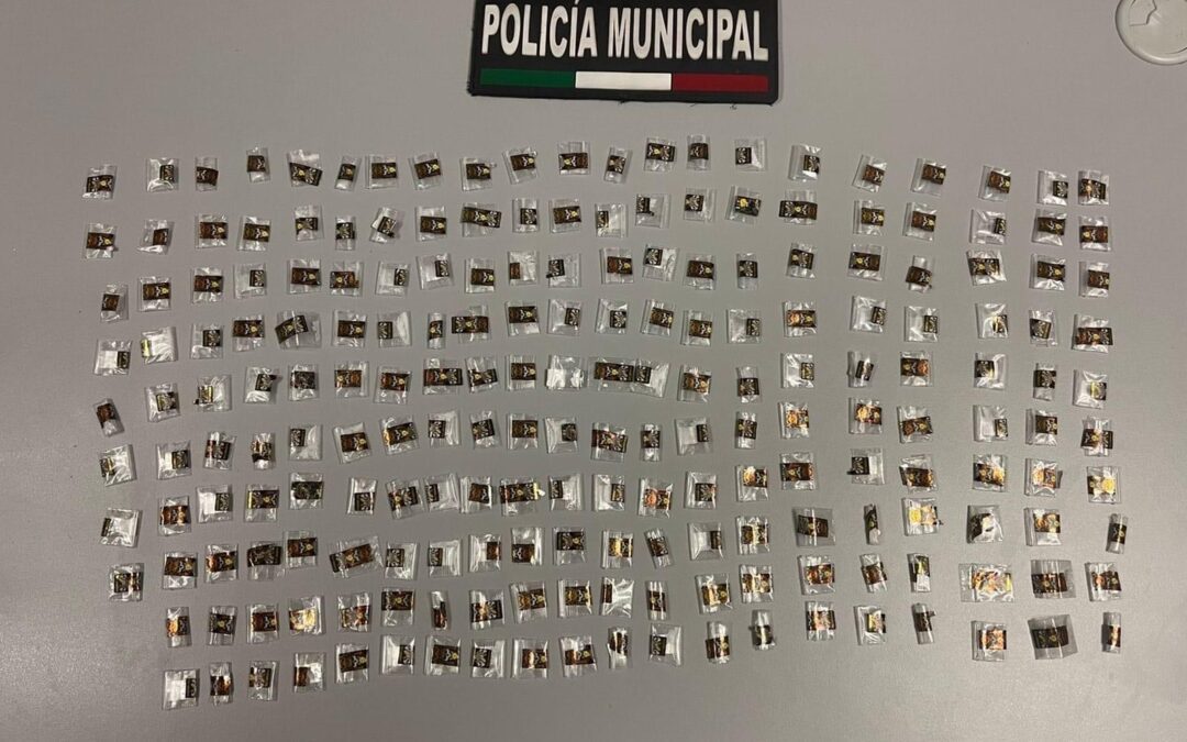 Policías logran recuperar 208 envoltorios de droga.