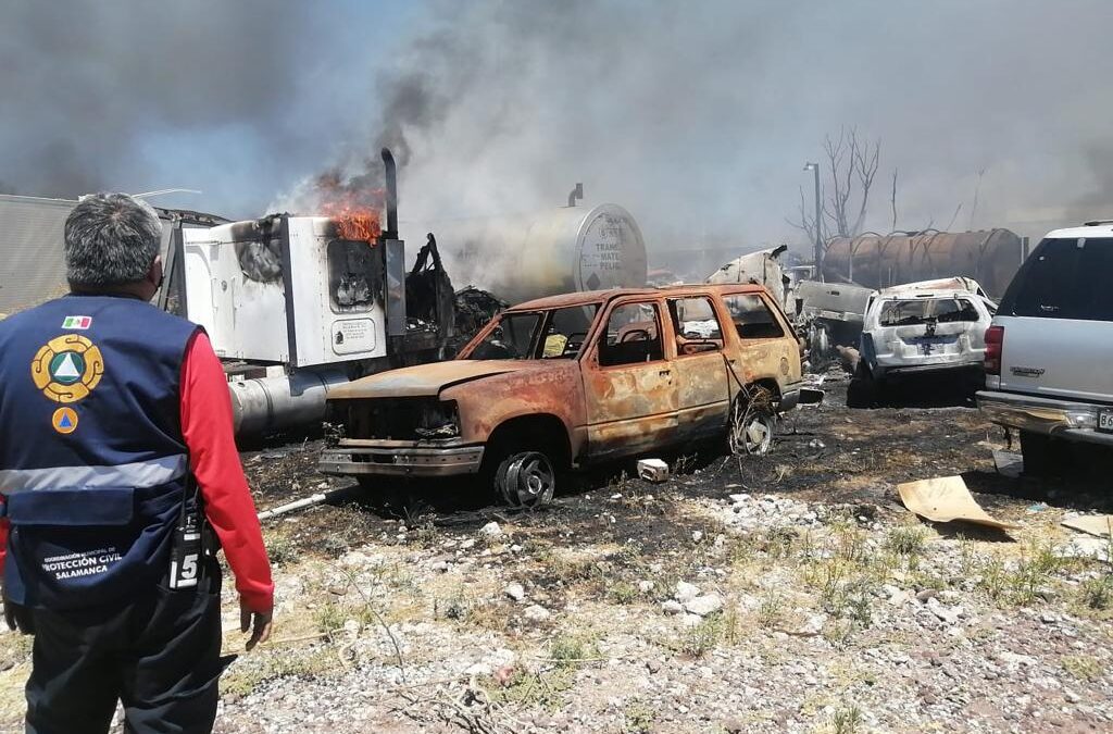 Atienden autoridades de Salamanca incendio de vehículos.