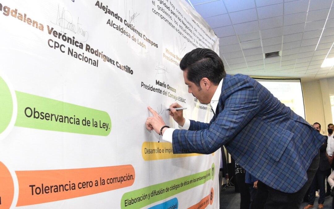 Firma César Prieto compromisos de integridad en evento COPARMEX