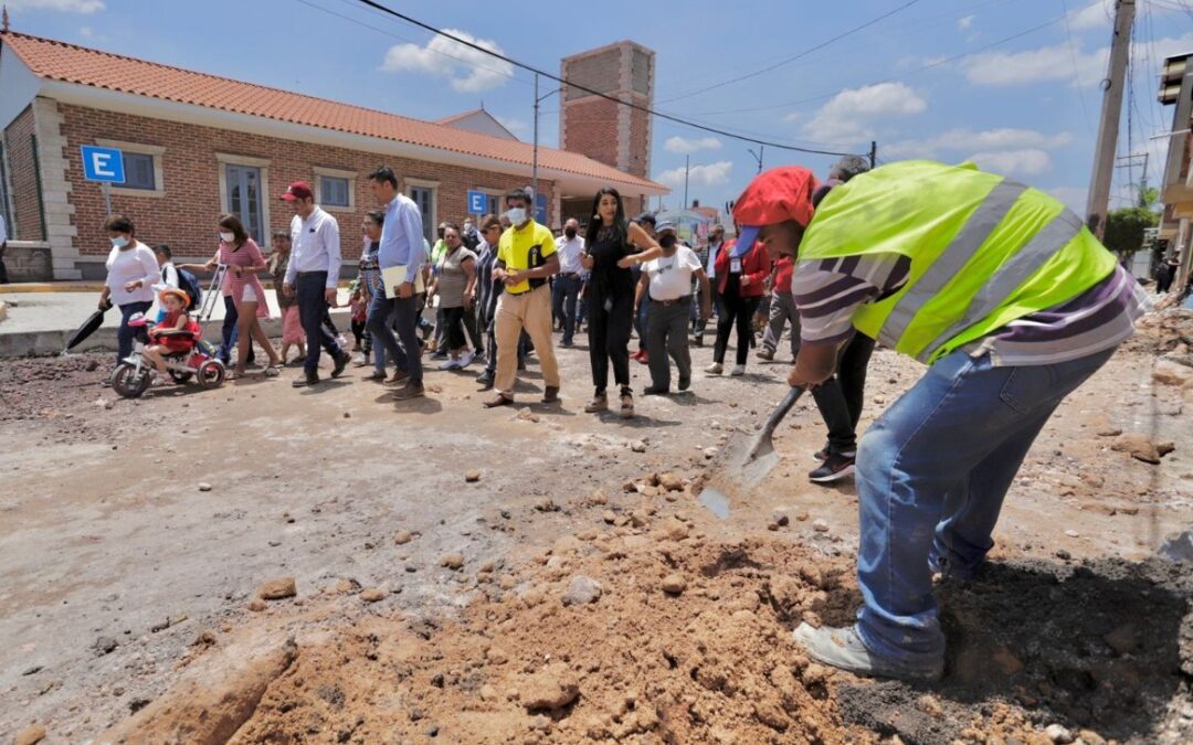 Supervisa César Prieto construcción de calle Santuario en la colonia Rinconada San Javier