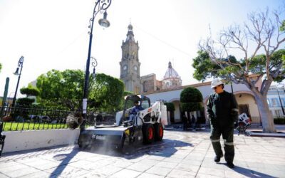Servicios Públicos Municipales realiza trabajos de limpieza a profundidad en plazas y jardines de Salamanca.