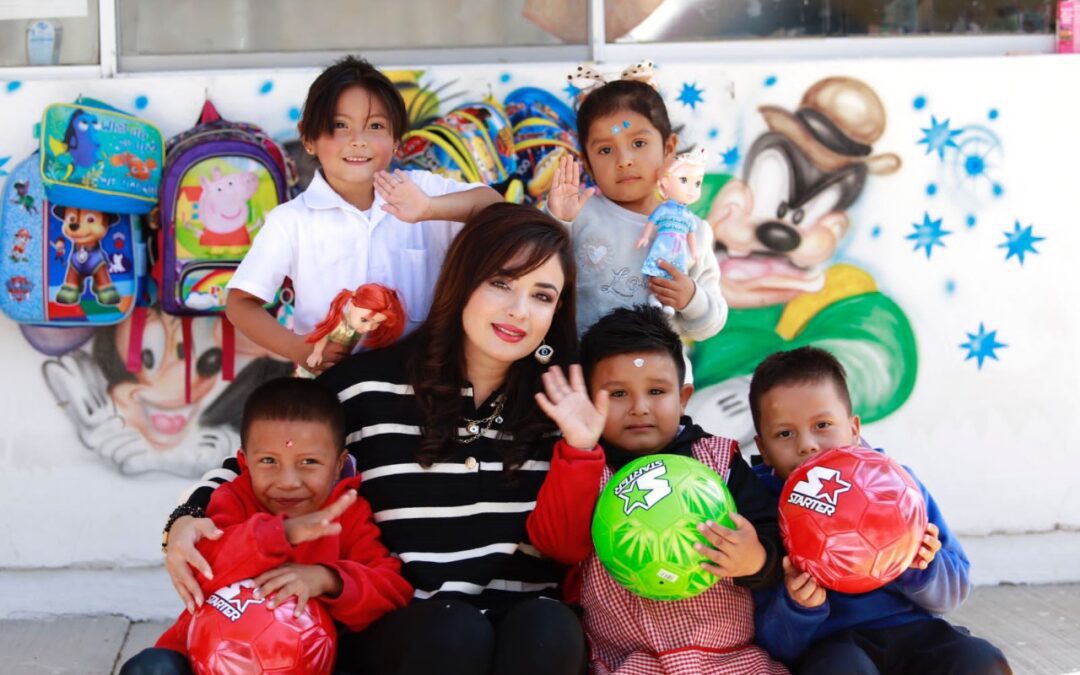 Eugenia Martínez entrega 11 mil juguetes a niños salmantinos.