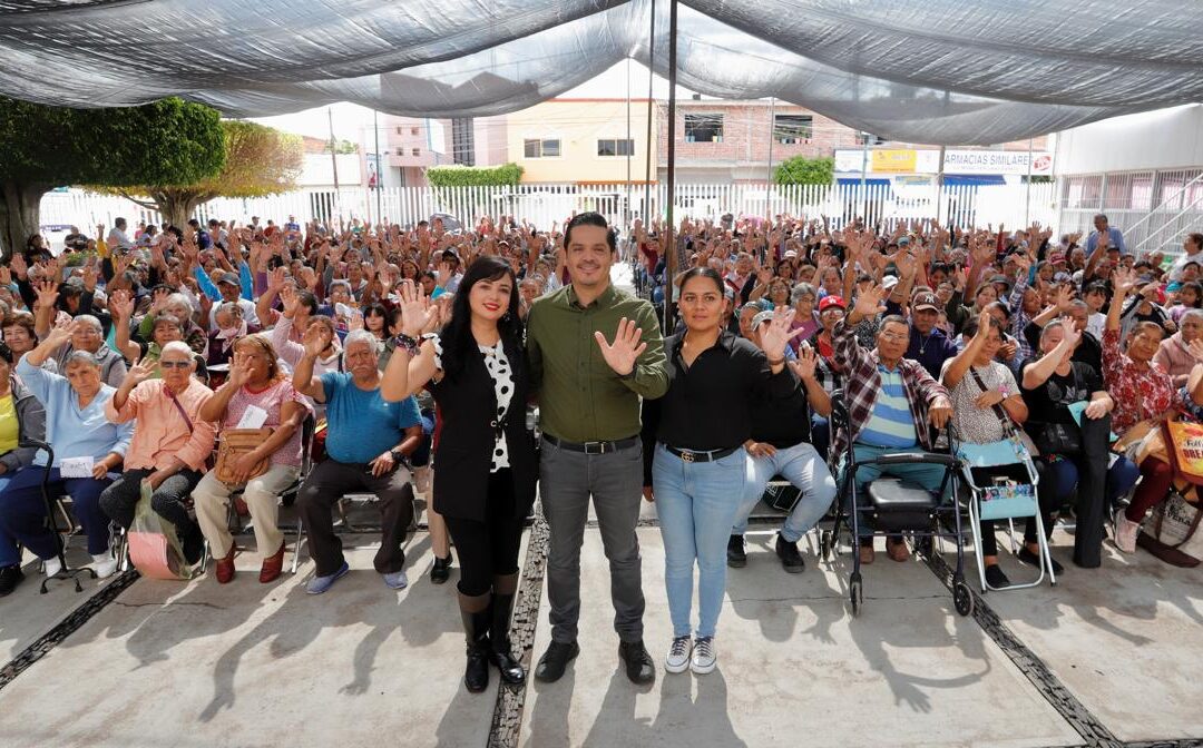 Encabeza Eugenia Martínez, presidenta del DIF Municipal, entrega de apoyos