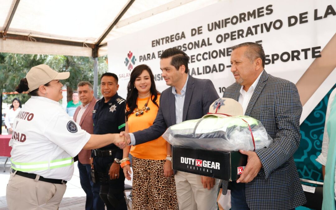 Encabeza el presidente César Prieto entrega de uniformes a elementos de Vialidad y Servicios Públicos