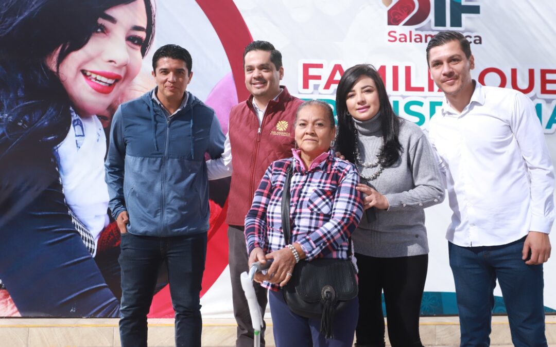 Presidente César Prieto acompaña al DIF Municipal en la entrega de apoyos de salud